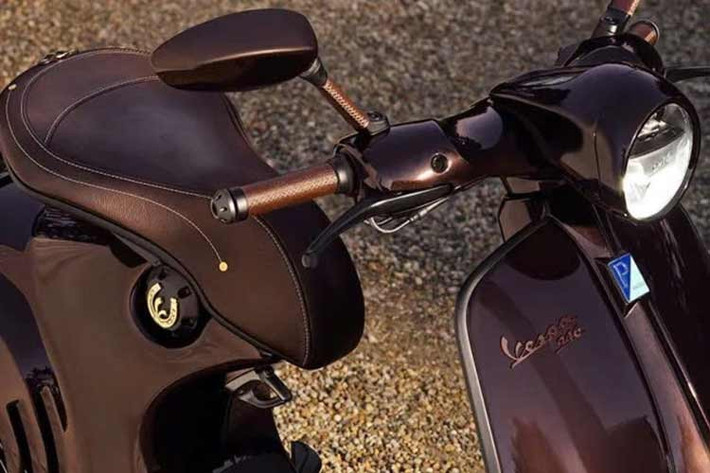 Về khả năng vận hành, Vespa 946 Horse được trang bị động cơ xi-lanh đơn dung tích 125 phân khối. Để đảm bảo an toàn tối đa cho người sử dụng, hãng đã tích hợp hệ thống chống bó cứng phanh hai kênh cùng công nghệ kiểm soát lực kéo tiên tiến.