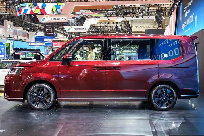 Hệ thống mô-tơ điện đi kèm cho công suất tối đa 184 mã lực, mô-men xoắn cực đại đạt 315 Nm, hoạt động trong dải tua 0–2.000 vòng/phút. Nhiên liệu tương thích là Gasohol E20, với dung tích bình xăng 40 lít. Tại thị trường Thái Lan Honda STEPWGN e:HEV có giá bán 1.780.000 baht (tương đương 1,45 tỷ đồng). Xe được nhập khẩu nguyên chiếc từ Nhật Bản.