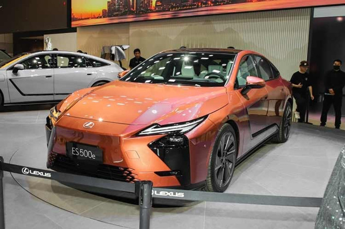 Lexus ES 2026 đã chính thức ra mắt thị trường quốc tế vào hồi đầu năm 2025. Sau gần 1 năm, đại lý tại Việt Nam đã bắt đầu nhận cọc cho mẫu xe này. Theo các nhân viên tư vấn bán hàng tại đại lý, Lexus ES 2026 ở Việt Nam sẽ có 3 phiên bản, bao gồm 350h Premium Hybrid, 350h Luxury Hybrid và 500e.