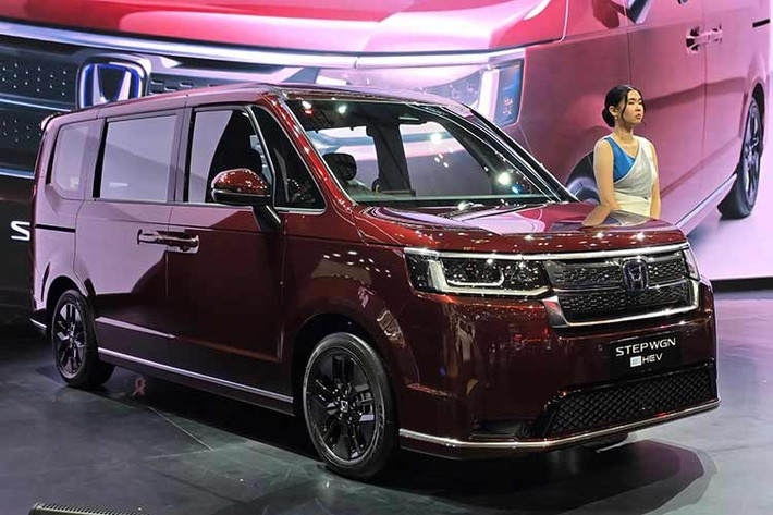 Xe có bốn tùy chọn màu sơn ngoại thất gồm trắng ngọc trai Platinum White Pearl, đen Crystal Black Pearl, đen tím Twilight Mist Black Pearl và xám Meteoroid Grey Metallic. Việc Honda đưa STEP WGN e:HEV SPADA vào thị trường Đông Nam Á mở ra hy vọng cho những người dùng đang tìm kiếm một mẫu MPV tiết kiệm nhiên liệu, nội thất linh hoạt và đi kèm công nghệ an toàn hiện đại.