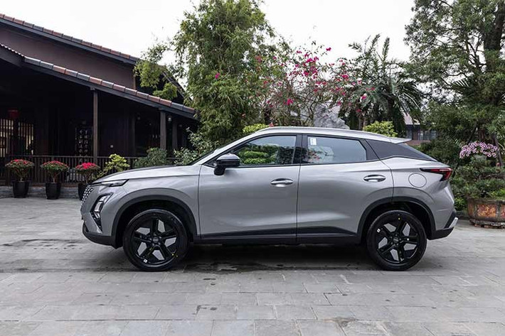 Từng ra mắt ở thị trường quốc tế vào hồi đầu năm 2025, Omoda C5 HEV 2026 mới được phát triển dựa trên phiên bản nâng cấp giữa vòng đời của dòng SUV cỡ B này. Điểm nhấn của xe đương nhiên nằm ở hệ truyền động bên dưới nắp ca-pô.