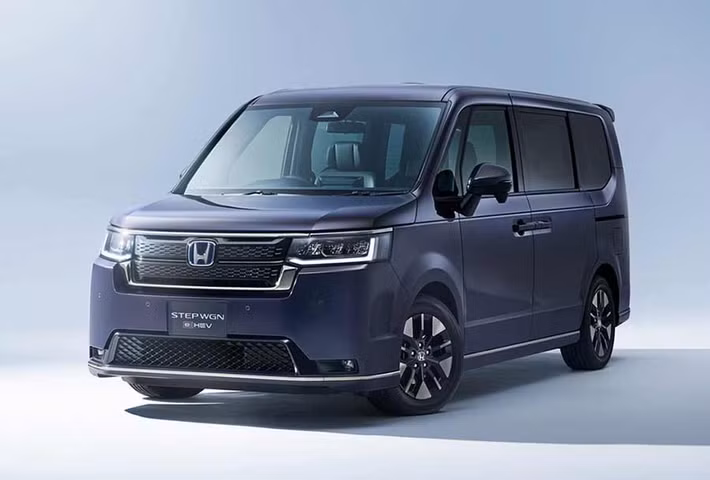 Về kích thước, Honda STEPWGN e:HEV 2026 mới sở hữu chiều dài tổng thể 4.830 mm, rộng 1.750 mm, cao 1.840 mm và chiều dài cơ sở đạt 2.890 mm. Khi so sánh với các mẫu MPV cùng phân khúc, chiếc minivan này tỏ ra nổi trội về chiều dài và trục cơ sở, hứa hẹn mang đến không gian cabin rộng rãi và thoải mái.