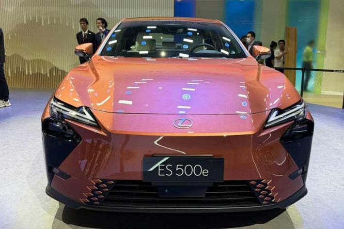 Theo các nhân viên tư vấn bán hàng tại đại lý chính hãng tại Việt Nam cho biết, mẫu xe sang Lexus ES 2026 sẽ có giá dao động trong khoảng từ 2,36-3,14 tỷ đồng, tức là không thay đổi so với phiên bản cũ đang bán ở Việt Nam. Tiền đặt cọc dành cho mẫu xe này là 157 triệu đồng.