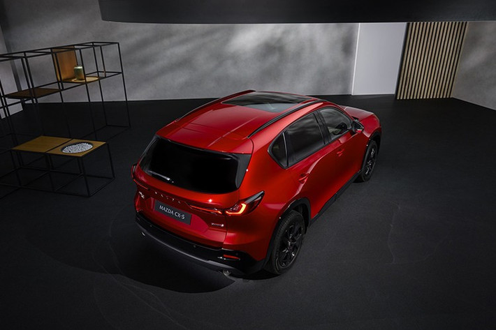 Các màu như Aero Gray, Polymetal Gray, Rhodium White, Soul Red Crystal và Machine Gray đều yêu cầu khách hàng chi thêm 595 USD (khoảng 15,6 triệu đồng). Dù tăng nhẹ, mức giá của Mazda CX-5 2026 vẫn khá cạnh tranh khi so với các đối thủ cùng phân khúc tại Mỹ.