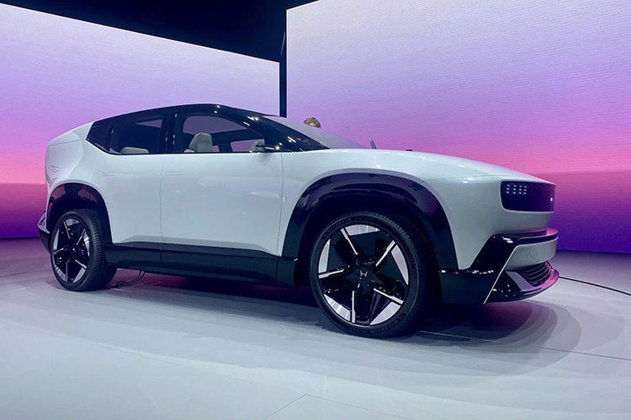 Điểm nhấn đáng chú ý là một mẫu SUV điện giá rẻ hoàn toàn mới, được giới thiệu dưới dạng concept, nằm trong loạt sản phẩm Honda 0 Series. Đây là dòng xe điện chiến lược của hãng, hiện đã có hai phiên bản gồm một mẫu sedan mang kiểu dáng khí động học tương lai và một mẫu SUV cỡ lớn.