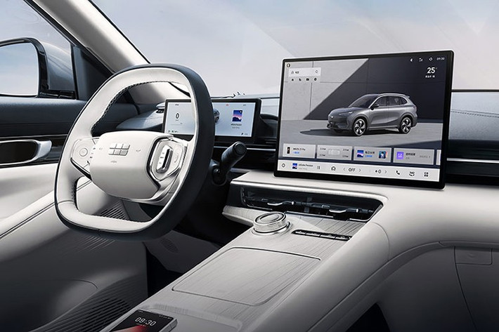 Geely EX5 là một chiếc SUV nhỏ gọn hướng đến khả năng di chuyển trong đô thị. Kích thước của xe Dài x Rộng x Cao lần lượt là 4.615 x 1.901 x 1.670(mm), chiều dài cơ sở: 2.750mm.