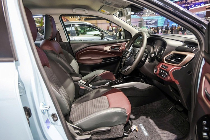 Bản GX bổ sung nhiều tiện nghi như: điều hòa tự động, màn hình giải trí 9 inch, vô lăng bọc da, màn hình hiển thị đa thông tin 4,2 inch, kiểm soát hành trình, lẫy chuyển số (bản AT) và hệ thống âm thanh 6 loa. Bản SGX cao cấp nhất gây chú ý với các trang bị như: đèn hậu LED, ghế da tổng hợp, sạc không dây, cánh gió thể thao.