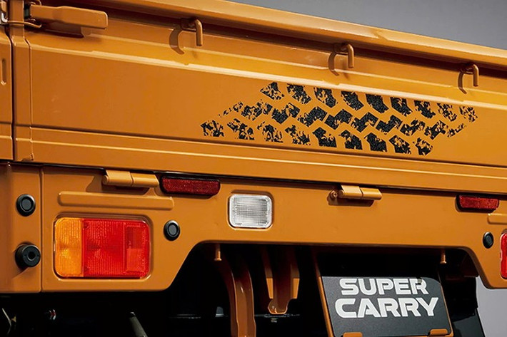 Phần còn lại vẫn giữ nguyên thùng sau bằng kim loại chắc chắn với các cạnh có thể gập xuống. Điều tương tự cũng áp dụng cho phiên bản Super Cary với trần xe cao hơn và cabin mở rộng.