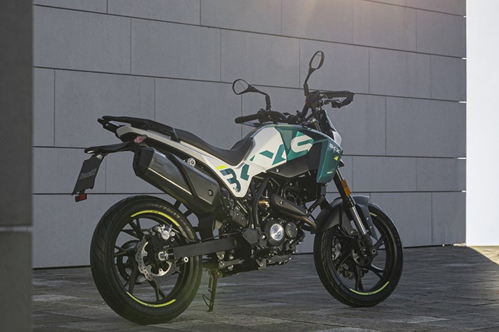 Trái tim của BKX 125 là động cơ đơn xy-lanh 125cc làm mát bằng chất lỏng, đạt chuẩn Euro5+. Động cơ này sản sinh 14,7 mã lực tại 9.500 vòng/phút và mômen xoắn cực đại là 12Nm tại 7.000 vòng/phút, phù hợp với phân khúc A1 dành cho người mới lái.