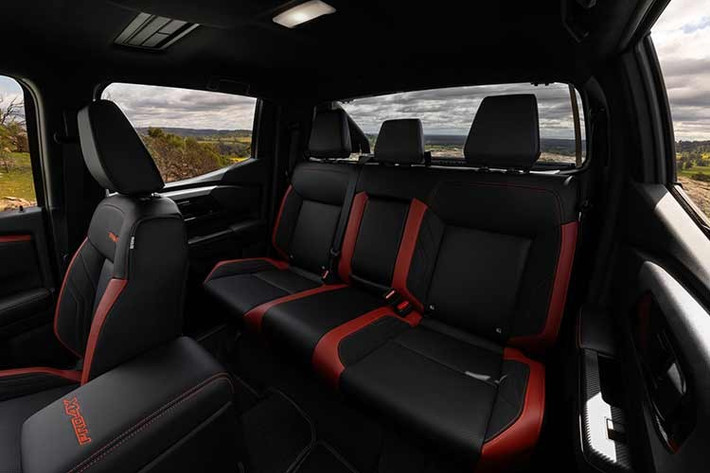 Dẫn đầu dòng sản phẩm là phiên bản Navara Pro-4X với giá bán từ 68.418 AUD (tương đương 47.981 USD - khoảng hơn 1,23 tỷ đồng). Xe sử dụng mâm 17 inch màu đen nhám kết hợp lốp đa địa hình, đi kèm các chi tiết nhấn màu cam “lava red” ở vòm bánh xe, cùng giá nóc và thanh thể thao sơn đen.