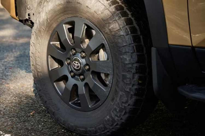 Dù có sự thay đổi về mặt công nghệ giám sát, phiên bản Altitude vẫn duy trì những giá trị cốt lõi đã làm nên danh tiếng của mình. Xe tiếp tục sở hữu hàng loạt trang bị cho dân chơi off-road như khóa vi sai cầu sau và hệ thống ngắt thanh cân bằng phía trước, giúp tối ưu hóa khả năng vượt địa hình.