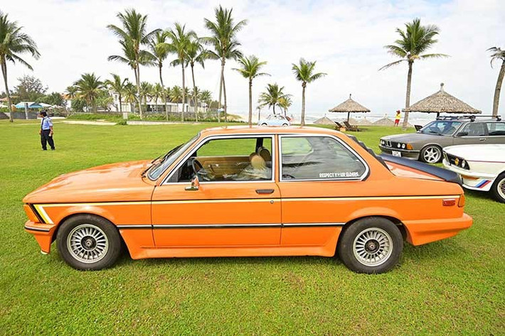 Điểm ấn tượng nhất của xe chắc chắn là bộ cản va trước với tấm ốp rất ấn tượng, như các bản xe đua. Theo một số nguồn tin, chiếc xe BMW 3 Series cổ điển này từng thuộc sở hữu của 1 Bimmer Đà Nẵng, và không có lý do gì ở lại thành phố biển xinh đẹp khi được "vua cà phê Việt" để mắt.
