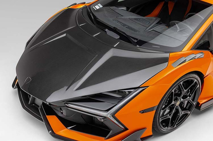 Vorsteiner vẫn giữ nguyên nền tảng của Revuelto, bởi động cơ hybrid V12 plug-in không phải là thứ bạn muốn độ thêm nữa. Hệ thống điện khí hóa này cho tổng công suất 1.001 mã lực ngay khi xuất xưởng, quá mãnh mẽ là nhờ động cơ V12 6,5 lít hút khí tự nhiên và ba động cơ điện.