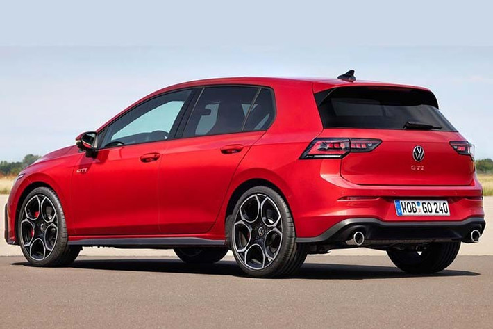 Dù được định vị trong phân khúc C, Volkswagen Golf có kích thước nhỏ hơn nhiều so với các mẫu xe cùng phân khúc như Honda Civic. Cụ thể, xe dài 4.282 mm, rộng 1.789 mm và chiều dài cơ sở 2.636 mm.