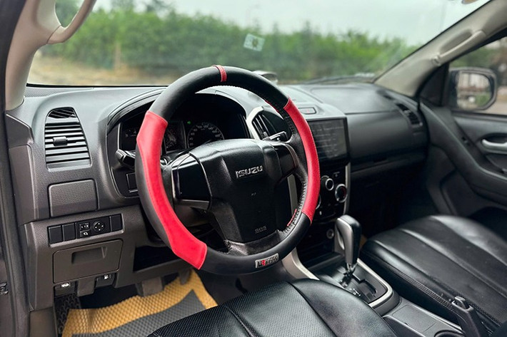 Nhược điểm của xe Isuzu D-Max 2013 vẫn đến từ tiếng ồn động cơ, thiết kế không bắt mắt và nghèo trang bị tiện nghi.