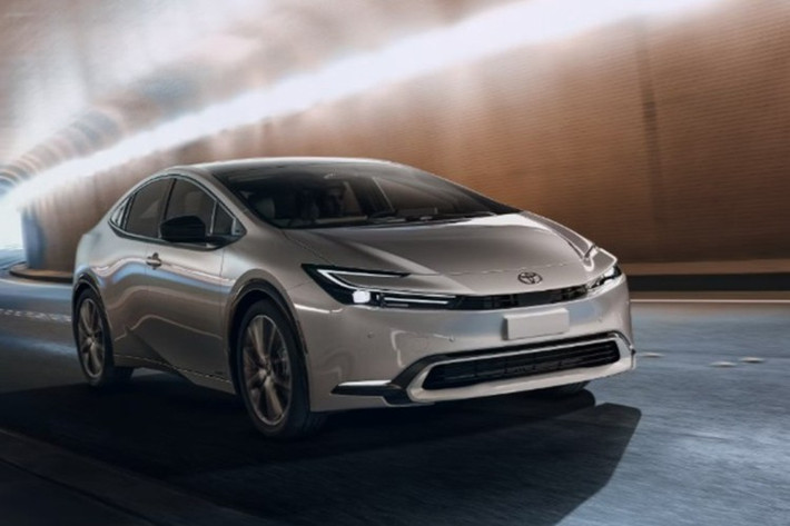 Toyota Prius: 4,1 lít/100 km ﻿Không ngoài dự đoán, Toyota Prius tiếp tục đứng đầu danh sách nhờ mức tiêu thụ chỉ 4,1 lít/100 km. Đây là mẫu xe tiên phong trong dòng hybrid và đã khẳng định vị thế hơn 20 năm qua. Prius còn từng lập kỷ lục Guinness thế giới với mức tiêu thụ thấp kỷ lục 2,5 lít/100 km trong điều kiện lý tưởng.