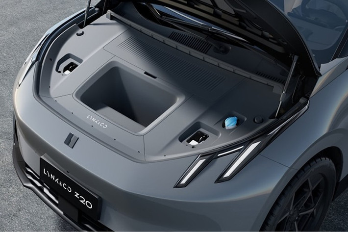 Thiết kế đèn hậu “cánh phát sáng” vẫn được duy trì trên hai bản Plus RWD và Pro RWD. Trang bị này là sự kết hợp giữa cánh gió và cụm đèn hậu với 504 bóng LED kéo dài 1.463 mm, tạo nên hiệu ứng ánh sáng nhận diện đặc trưng.