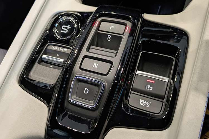 Trải nghiệm giải trí được nâng tầm với hệ thống âm thanh 8 loa từ thương hiệu Bose, kết hợp cùng các trang bị cao cấp như ghế da, điều hòa hai vùng độc lập.