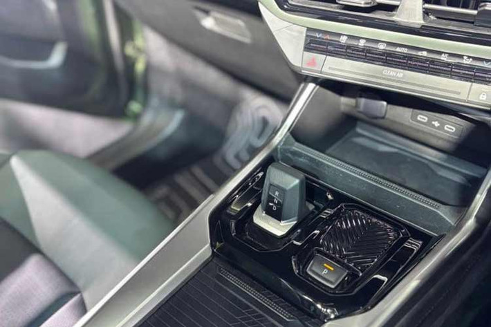 Không dưới 17 hệ thống hỗ trợ lái xe tiên tiến mang đến sự an toàn vượt trội so với tiêu chuẩn địa phương. Hệ thống camera 360 độ, cảm biến đỗ xe phía trước, phía sau và hai bên, cùng công nghệ bảo vệ sườn xe giúp chiếc SUV cỡ nhỏ dễ dàng điều khiển hơn trong không gian hẹp.