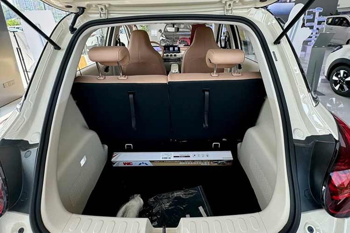 Về trang bị an toàn, mẫu xe vẫn duy trì các tính năng cơ bản như cảm biến lùi, giám sát áp suất lốp, phanh đĩa bốn bánh và hỗ trợ khởi hành ngang dốc. Sự khác biệt nằm ở số lượng túi khí khi bản tiêu chuẩn chỉ có 2 túi khí, còn hai bản cao cấp có 4 túi khí.