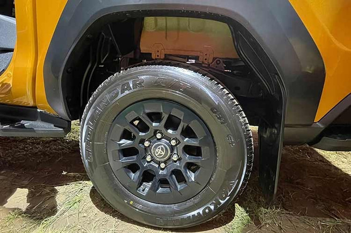 Bên cạnh đó, xe còn được cung cấp hai thiết kế mâm xe hoàn toàn mới, bao gồm mâm 17 inch sơn đen mờ dành cho phiên bản Pro và mâm 18 inch thiết kế mới dành cho phiên bản Trailhunter.