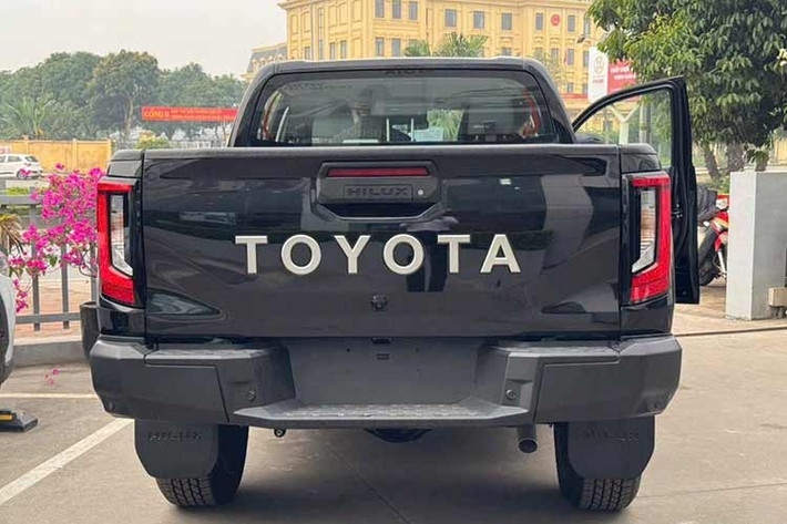 Hilux thế hệ mới duy trì khối động cơ 2.8L diesel tăng áp mã 1GD-FTV, cho công suất tối đa 204 mã lực và mô-men xoắn 500 Nm (hộp số tự động 6 cấp). Phiên bản hộp số sàn giới hạn mô-men xoắn ở mức 420 Nm. Xe có tùy chọn dẫn động cầu sau hoặc hệ dẫn động 4 bánh bán thời gian kèm khóa vi sai sau.Lần đầu tiên, hệ thống kiểm soát địa hình Multi-Terrain Select được trang bị, hỗ trợ 5 chế độ: Dirt, Sand, Mud, Rock và Deep Snow.