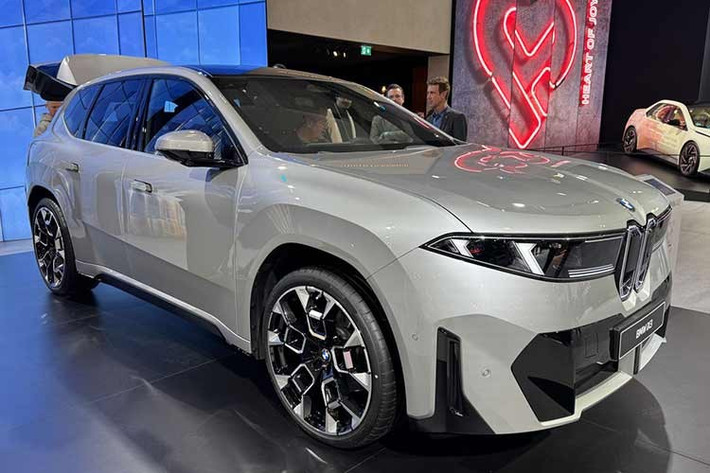 Không chỉ iX3, các mẫu SUV điện thế hệ cũ hơn của BMW cũng được nâng cấp trong năm nay. Theo đó, BMW iX1 và iX2 sẽ được trang bị linh kiện bán dẫn silicon-carbide hiệu quả hơn, giúp tăng phạm vi hoạt động khoảng 40 km, tùy phiên bản. Nhờ đó, bản eDrive20 vốn có phạm vi di chuyển chưa mấy ấn tượng nay có thể chạy tối đa 514 km, cải thiện đáng kể khả năng sử dụng hàng ngày.