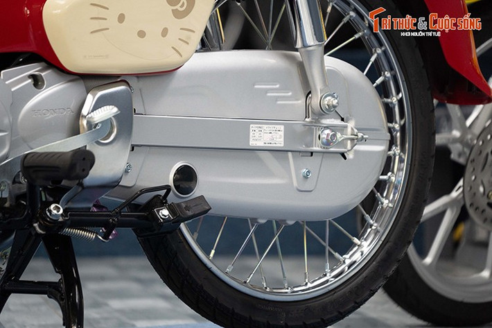 Honda Super Cub Hello Kitty được hãng xe Nhật Bản trang bị đèn pha LED, chìa khóa cơ, đồng hồ tốc độ analog kết hợp với màn hình điện tử hiển thị thông tin… Tuy nhiên, hai phiên bản này có đôi chút khác biệt.