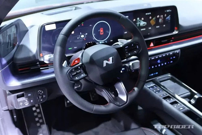 Tương tự trước đây, Hyundai Ioniq 6 2025 cũng có phiên bản N Line với nhiều chi tiết thể thao mượn từ bản N hiệu suất cao như chi tiết “ngà voi” màu xám ở cản trước, cốp sau tối giản với bốn đèn LED dạng chấm thay cho dải đèn pixel toàn chiều ngang và mâm hợp kim 18 inch hoặc 20 inch thiết kế mới.