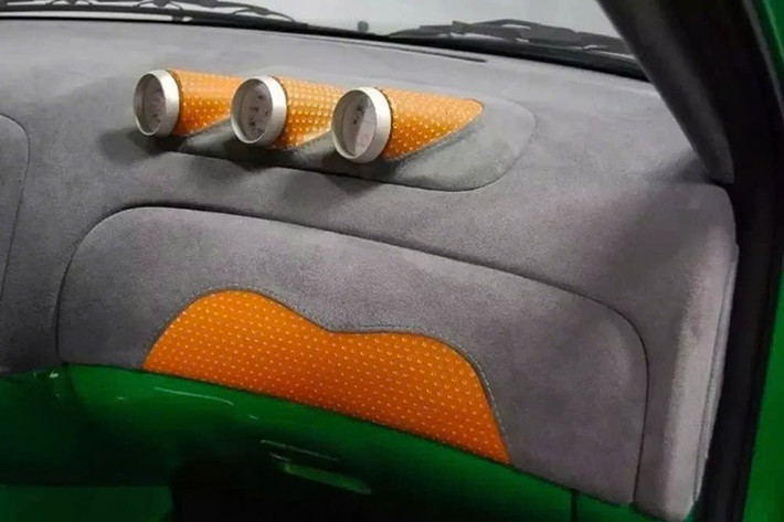 Nội thất mang đậm phong cách độ xe đỉnh cao của những năm 2000 với lớp bọc tùy chỉnh kết hợp da lộn màu xám với da đục lỗ màu cam. Xe còn được trang bị tấm ốp cửa bằng sợi thủy tinh cùng màu thân xe, hệ thống âm thanh Clarion, bộ gầu đua Cobra Imola và đồng hồ đo phụ tùng trên bảng điều khiển.