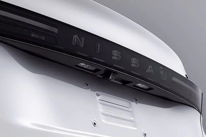 Phía sau, xe được trang bị cụm đèn hậu LED chạy ngang tối màu cùng dòng chữ Nissan phát sáng ở giữa, một lần nữa gợi nhớ đến N6 và N7. Nắp cốp và cản sau được tinh giản thiết kế trong khi ống xả đã bị ẩn đi, mang đến vẻ gọn gàng khi nhìn từ phía sau.