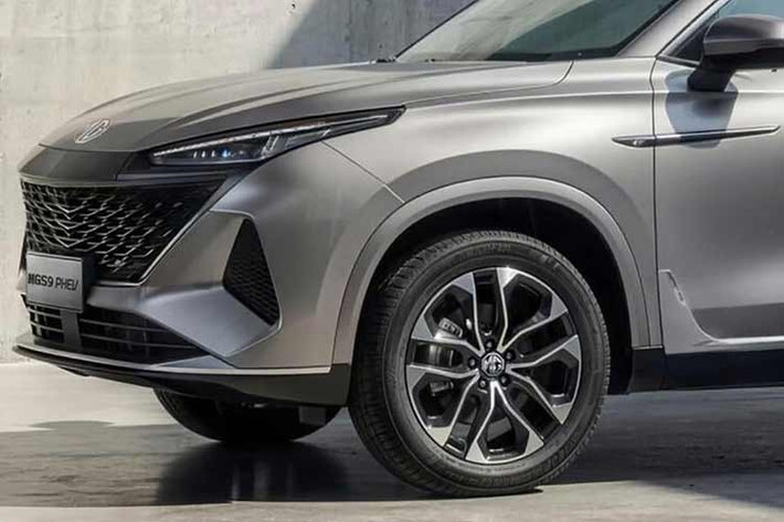 Hiện đã được bán tại thị trường Úc dưới tên MG QS và tại Trung Quốc dưới tên Roewe RX‑9, MGS9 sở hữu chiều dài khoảng 5 m, dài hơn 330 mm so với người anh em 5 chỗ MG HS PHEV vốn có giá từ 32.245 Bảng Anh.