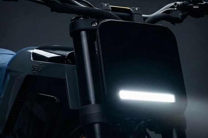 Xe sử dụng bộ pin lithium-ion có dung lượng tối đa 7,1 kWh, dung lượng danh định 6,2 kWh và điện áp hoạt động 72 V. Ngoài ra, xe còn có một pin phụ 12 V để cấp điện cho hệ thống điện tử. Theo công bố của nhà sản xuất, trong điều kiện giao thông đô thị thuần túy, DAB 1 có thể đạt tầm hoạt động tối đa 150 km, trong khi chu trình hỗn hợp theo chuẩn WMTC ghi nhận con số khoảng 120 km.