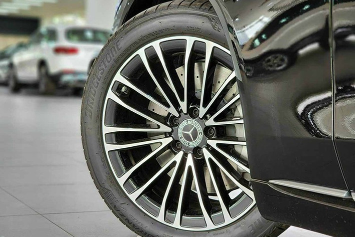 Hiện chưa rõ người đẹp của Mỹ nhân Sài Thành phải chi ra bao nhiêu tiền để sở hữu xe sang Mercedes-Benz S450L Luxury thế hệ mới. Tuy nhiên, hiện nhiều đại lý Mercedes-Benz Việt Nam đang giảm giá "khủng" cho 2 phiên bản Mercedes-Benz S450 bao gồm S 450 4Matic và S450 4Matic Luxury.