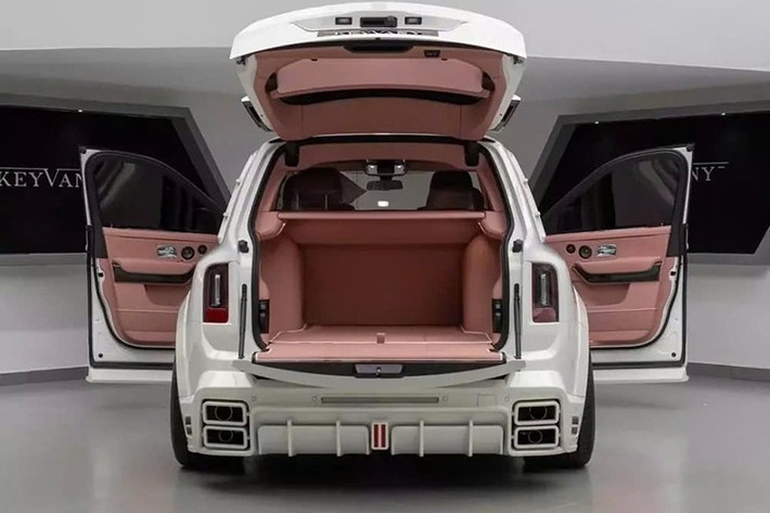 Phía trước, chiếc Rolls-Royce Cullinan được Keyvany gọi là Hayula II, sở hữu cản trước mới hầm hố hơn và được bổ sung thêm đèn chạy ban ngày. Lưới tản nhiệt ấn tượng vẫn được giữ nguyên, và logo trên đó dường như khắc họa tên hãng độ. Ngoài ra còn có cản trước mới với các cánh gió bên, và một điểm tích cực hơn là biểu tượng Spirit of Ecstasy vẫn được giữ nguyên.