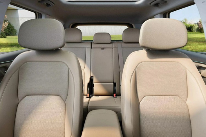 EV5 sở hữu nội thất hiện đại với cụm ba màn hình: màn hình điều hòa 5,3 inch nằm giữa hai màn hình 12,3 inch – một hiển thị thông tin lái và một màn hình giải trí trung tâm. Điểm nổi bật là sự xuất hiện của trợ lý ảo Kia AI tích hợp công nghệ ChatGPT, cho phép người dùng điều khiển nhiều tính năng bằng giọng nói mà không cần thao tác trực tiếp.