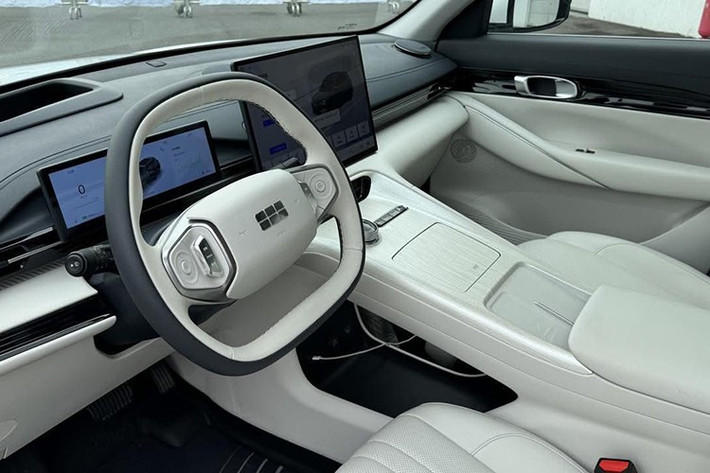 Xe được trang bị pin LFP dung lượng 60,2 kWh, với quãng đường di chuyển tối đa 495 km theo chuẩn NEDC. Xe có thể sạc nhanh DC tối đa 100 kW qua cổng CCS combo 2 giúp tăng dung lượng pin từ 30% đến 80% pin trong vòng 20 phút.