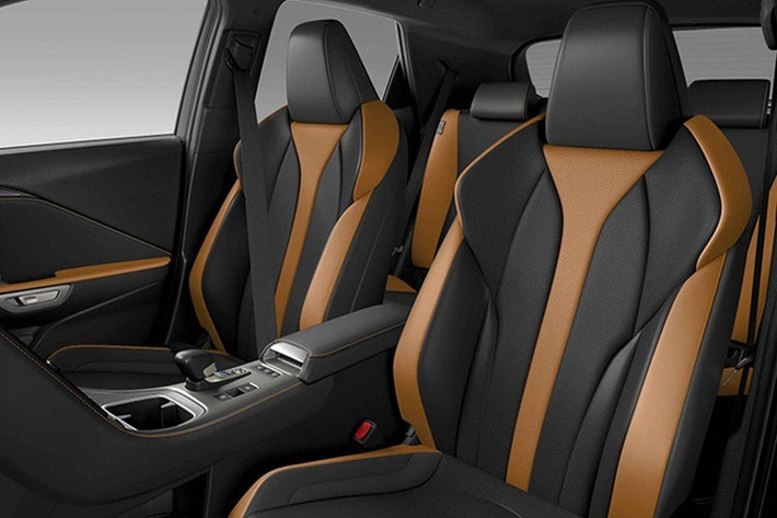 Đáng chú ý, mẫu xe Lexus LBX Morizo RR Original Edition phiên bản đặc biệt này không sử dụng hệ truyền động hybrid và hộp số eCVT như bản LBX tiêu chuẩn, cho thấy định hướng hiệu suất cao rõ rệt của Lexus.