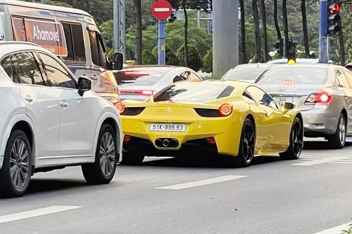 Sau gần 6 năm ở với chủ nhân hiện tại nhưng vẫn giữ biển số từ lúc về nước, chiếc Ferrari 458 Italia này đã được chủ xe đầu tư 335 triệu đồng cho biển "tứ quý 9", biển số 51K - 999-93 rất đẹp mắt.