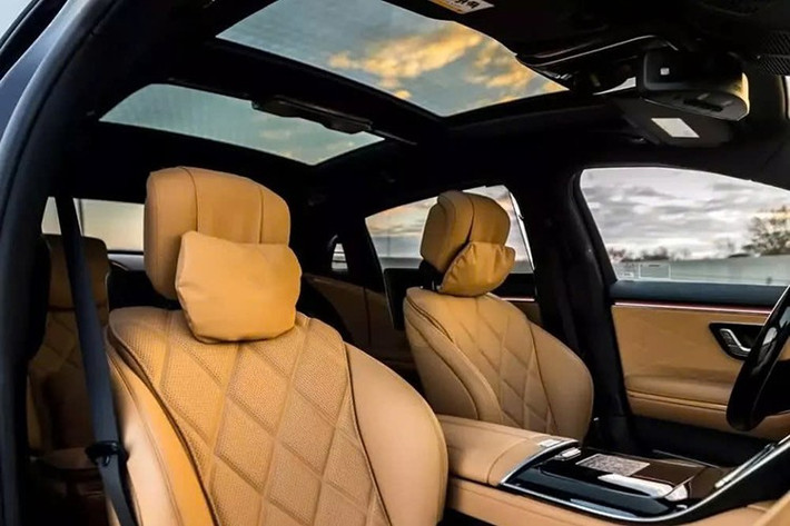 Ngoài ra còn có thêm các điểm nhấn màu đen bóng và các chi tiết trang trí bằng kim loại thường thấy, chưa kể đến hệ thống đèn chiếu sáng nội thất bắt mắt khá phổ biến trên các xe Mercedes hiện đại, cũng như màn hình OEM ở giữa bảng điều khiển và cụm đồng hồ kỹ thuật số dạng máy tính bảng phía sau vô lăng ba chấu.