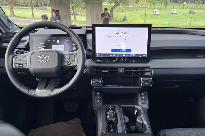Khoang cabin của RAV4 hoàn toàn mới được thiết kế theo hướng tinh gọn và tiện nghi. Chất liệu trong xe kết hợp giữa nhựa cứng, vải và da, phối màu tối trang nhã. Vô-lăng và cặp màn hình lớn trên bảng táp-lô là điểm nhấn đáng chú ý, thể hiện rõ bước chuyển mình về công nghệ.