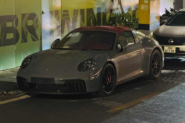Một chiếc Porsche 911 Targa 4 GTS 992.2 mới bị bắt gặp ở Hà Nội, theo tìm hiểu, chủ nhân của xe là 1 nữ doanh nhân khá kín tiếng trong giới chơi xe, nhưng đã trải nghiệm rất nhiều mẫu xe của các thương hiệu nổi tiếng. Lúc mới ra mắt, xe có giá bán chính hãng 13,59 tỷ đồng, chưa bao gồm các tùy chọn thêm của khách hàng, nên rất có thể chiếc xe này giá lăn bánh 15 hoặc 16 tỷ đồng.