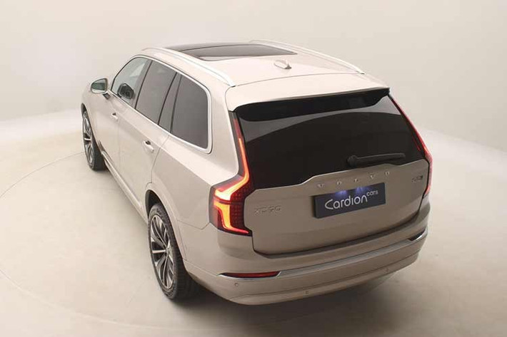 Về mặt an toàn, Volvo XC90 Ultra B5 tiếp tục khẳng định vị thế dẫn đầu với gói hỗ trợ lái Pilot Assist, phanh khẩn cấp tự động, cảnh báo điểm mù và hệ thống camera 360 độ sắc nét.