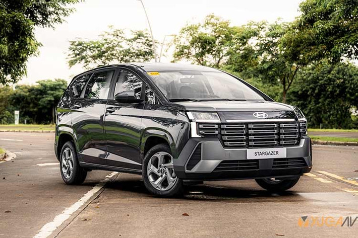 Phần đầu xe được làm mới mạnh tay với lưới tản nhiệt có kích thước lớn gần gấp đôi trước đây, mở rộng gần như toàn bộ bề ngang. Cụm đèn chiếu sáng cũng được làm mới khi đặt thấp hơn, nằm dưới logo thương hiệu và được kết nối bằng dải đèn LED, giúp đầu xe trông liền mạch. Cản trước xuất hiện nhiều mảng cắt xẻ, hốc gió lớn hơn, nhấn mạnh phong cách khỏe khoắn thay vì trung tính như trước.