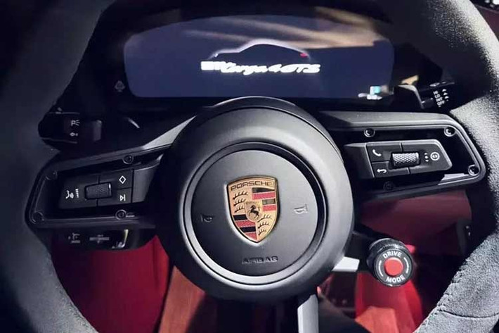 Hệ thống Quản lý liên lạc của Porsche (PCM) tiếp tục được vận hành bằng màn hình trung tâm độ phân giải cao với màn hình 10,9 inch. Porsche 911 mới cũng có tính năng sạc điện thoại thông minh không dây mới.