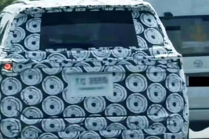 Thiết kế xe mang nhiều nét tương đồng với Hilux mới khi sở hữu lưới tản nhiệt lớn thẳng đứng, mang lại vẻ hầm hố và góc cạnh. Cụm đèn chiếu sáng LED được thiết kế sắc sảo hơn, tạo điểm nhấn hiện đại cho phần mặt trước. Phía sau, chiếc SUV lộ diện với cụm đèn hậu LED thanh mảnh dạng bao quanh, có khả năng được kết nối bởi một dải đèn LED kéo dài theo xu hướng thiết kế mới.