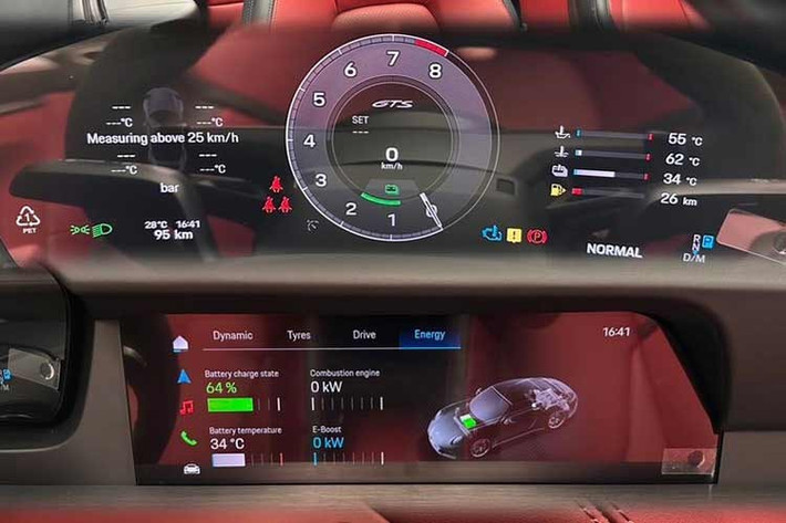 Porsche 911 Targa 4 GTS 992.2 sử dụng động cơ boxer cung cấp công suất 357 kW (485 PS) và mô-men xoắn 570 Nm. Thêm động cơ điện, tổng cộng, công suất hệ thống lên tới 398 kW (541 PS) và 610 Nm. So với phiên bản trước, mức tăng công suất đạt 45 kW (61 PS).