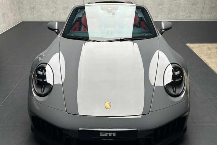 Về khung gầm, xe được trang bị hệ thống đánh lái bánh sau tiêu chuẩn, trong khi hệ thống chống lật chủ động PDCC được tích hợp vào hệ thống điện áp cao để tăng độ chính xác và khả năng kiểm soát. Hệ thống treo thể thao với giảm chấn biến thiên giúp xe thấp hơn 10 mm so với các phiên bản tiêu chuẩn.