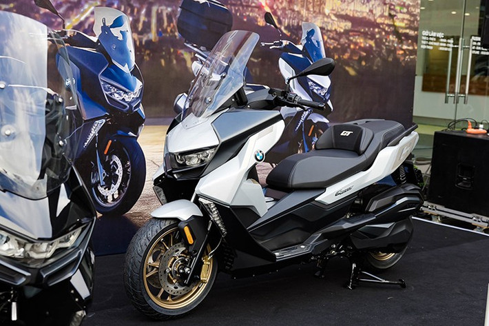 Mức giá xe BMW C400 GT 2025 tại Việt Nam bán ra chính hãng từ 319 - 329 triệu đồng tuỳ phiên bản, cao hơn đáng kể so với các đối thủ như Honda SH350i, Yamaha Xmax 300 hay Zontes 368G. Tuy nhiên, sự chênh lệch này phần lớn xuất phát từ việc xe được nhập khẩu nguyên chiếc từ châu Âu và được BMW định vị ở phân khúc urban mobility cao cấp.