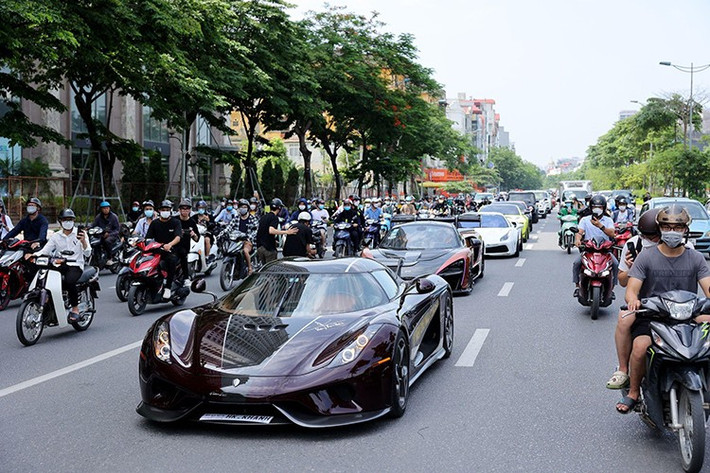 Vợ chồng Hoàng Kim Khánh - Mailisa có một nguyên tắc chơi xe, đó là chỉ chơi hàng độc và hàng đẹp, nếu ở Việt Nam có một chiếc rồi thì dứt khoát không mua chiếc thứ hai. Bà Mailisa gọi chiếc Koenigsegg Regera là "đỉnh của đỉnh", "mua chiếc xe đó rồi không còn biết mua thêm chiếc nào nữa, sau này mua thì xe nào mới ra cao cấp hơn thì mới mua, không thì thôi".